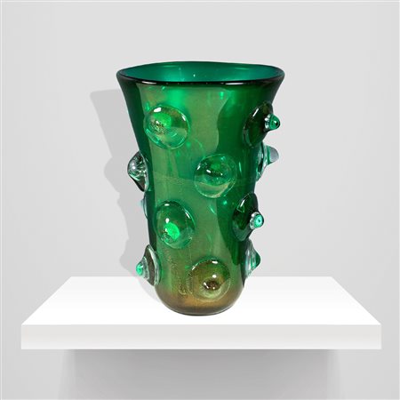 Tommaso BarbiMurano, 197238x25,5 cm.vaso bugnato in vetro verde con...