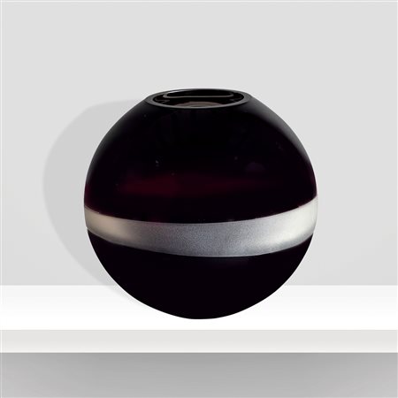 Carlo MorettiMurano, 2007h. 23 cm.vaso a boccia in vetro amaranto, decorato...