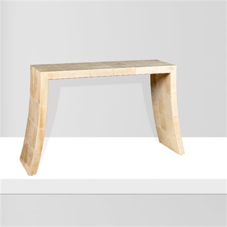 Manifattura franceseXX Sec.81x132x38 cm.console in legno rivestita in pergamena