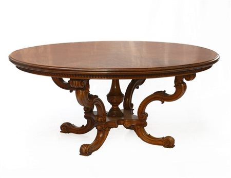 Tavolo con piano ovale lastronato con quattro gambe sagomate, intagliate e riun