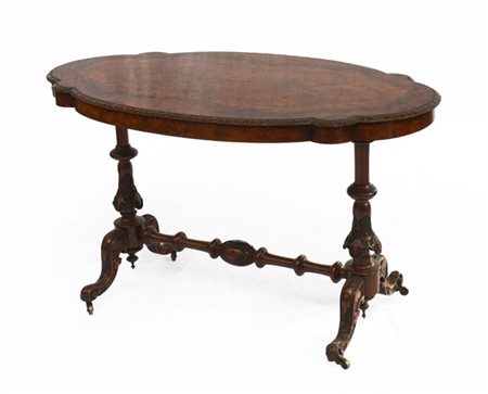 Tavolino ovale in legno con piano lastronato di forma mossa, gambe tornite inta