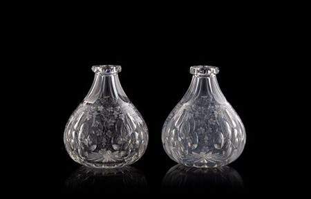 Manifattura di Baccarat, secolo XIX. Coppia di bottiglie in cristallo inciso a