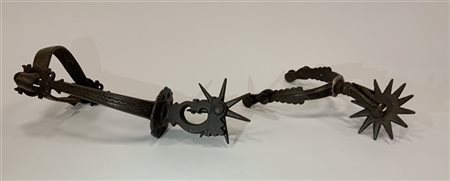 Lotto composto da due speroni in ferro.
Sudamerica, secolo XVIII/XIX (difetti)