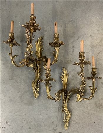 Coppia di appliques in bronzo dorato a tre luci, decorate a motivi fogliati (h