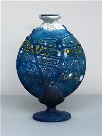 Manifattura del sec. XX Vaso di forma schiacciata in vetro azzurro decorato a m