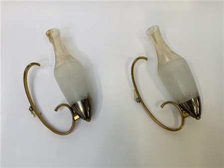 Coppia di appliques in ottone con paralume in vetro soffiato ambrato e iridato