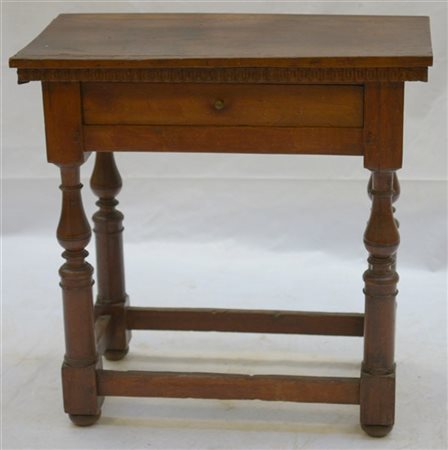 Antico tavolino con gambe tornite riunite da traverse e cassetto nella fascia (