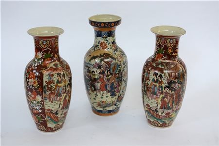 Lotto di tre vasi in ceramica cinese in stile Satsuma, secolo XX (h max cm 31)
