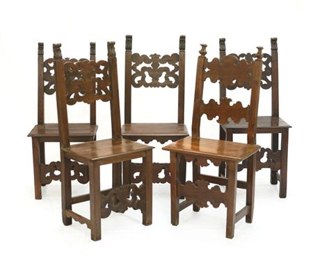 Lotto composto da cinque sedie con schienale e montanti intagliati e traforati