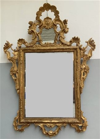 Antica specchiera in legno intagliato e dorato con fregi e cimasa scolpite a fi