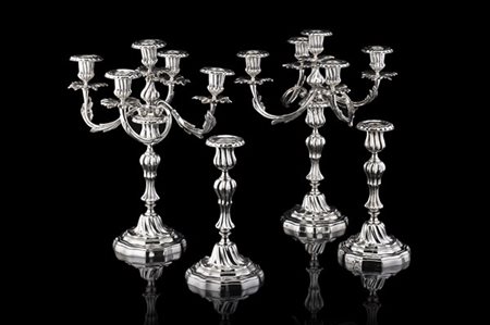 Set da tavola composto da una coppia di candelabri a cinque fiamme ed una coppi