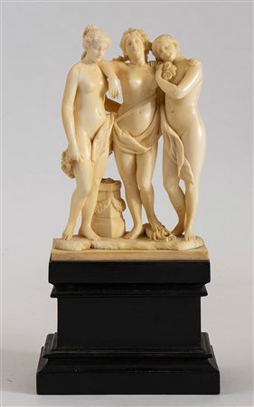 Gruppo scultoreo francese<br>in avorio raffigurante Le Tre Grazie - XIX secolo<br>