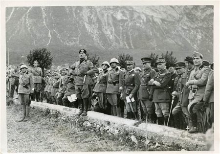 Mussolini intrattiene i soldati, 1935