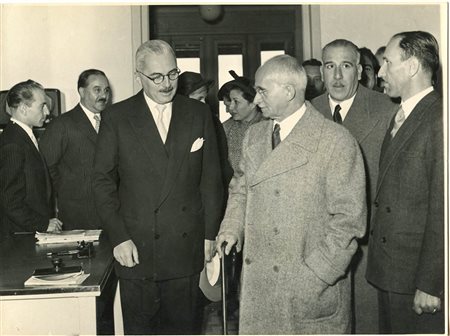 Luigi Einaudi durante una visita pubblica, 1952