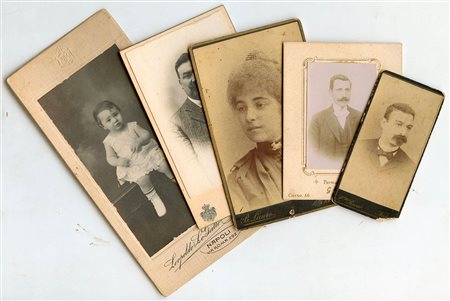 Lotto di cinque piccoli ritratti realizzati da fotografi napoletani, 1890-1900