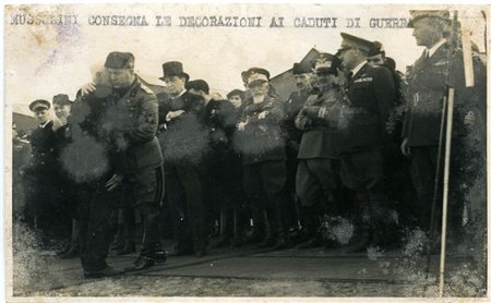 Mussolini durante una cerimonia, 1940 circa