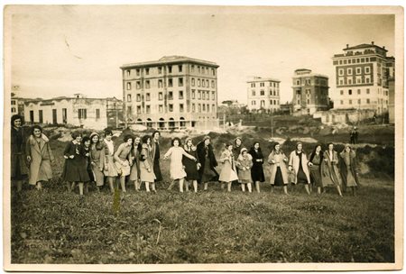 Gruppo di donne in una periferia Romana, 1935 circa