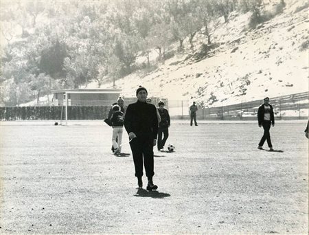 Alberto Sordi sul campo da calcio, 1970 circa
