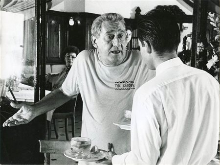 Alberto Sordi durante un set, 1975 circa