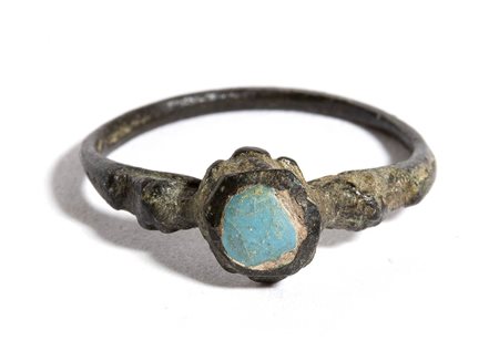 Reinassance Bronze Ring with Turquese Glass, 15th - 16th century; diam cm 1,7