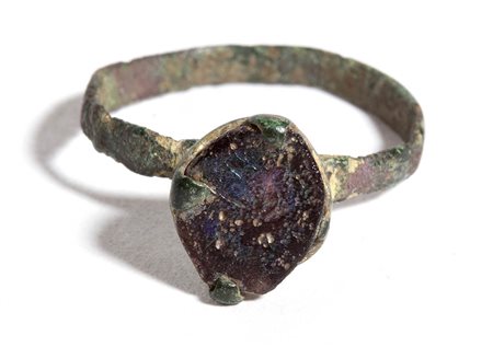 Reinassance Bronze Ring with Violet Glass, 15th - 16th century; diam cm 1,8