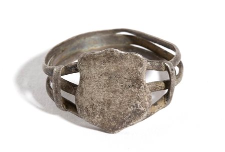 Ancient Silver Ring with Coat of Arms, 17th - 18th century; diam cm 1,9. Provenance: English private collection.