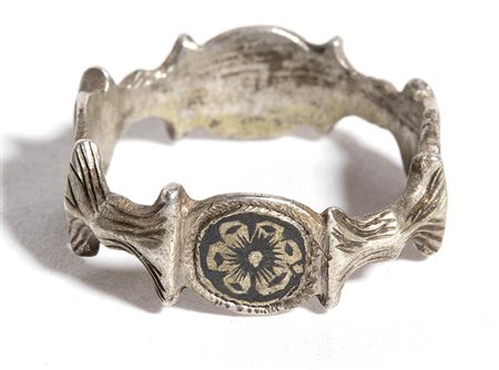 Ancient Silver Ring with Dark Flowered Bezel, 17th - 18th century; diam cm 1,9