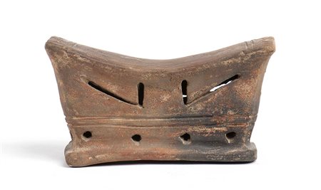 Terracotta Neck Rest, Ecuador, Chorrera Culture, ca. 7th - 5th century BC; height cm 7,7, length cm 14 x 5