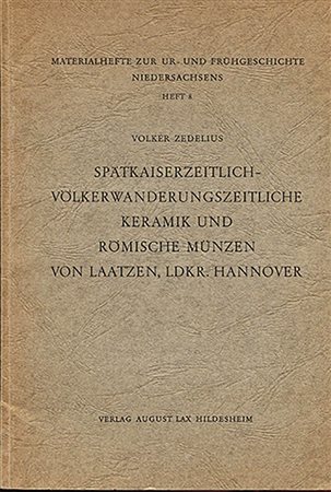 ZEDELIUS  V. - Spatkaiserzeitlich- volkerwanrungszeitliche keramik und romische munzen von laatzen, ldkr, Hannover. Hildesheim, 1974. pp. 56, tavv. 9, + 1 mappa. ril. editoriale, buono stato, raro e importante per la monetazione romano-barbarica.<br>