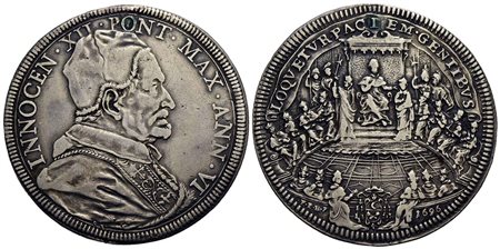 ROMA - Innocenzo XII (1691-1700) - Piastra - 1696 A. VI - Busto a d. con camauro - R/ Il Papa in con