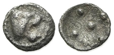 Sicily, Leontini, Pentonkion, ca. 476-466 BC. AR (g 0,22; mm 7; h -). Head of roaring lion r.; Rv. Five pellets (mark of value). Boehringer, Münzgeschichte 17; HGC 2, 700. Rare, near very fine