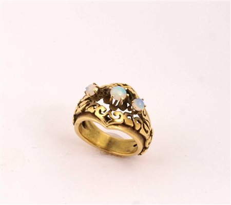 ANELLO IN ORO GIALLO TRAFORATO 14KT anni '50/60 Con tre opali arlecchino...