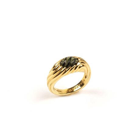 ANELLO FIRMATO BOUCHERON IN ORO GIALLO 18KT Motivo a torchon con un peridoto...