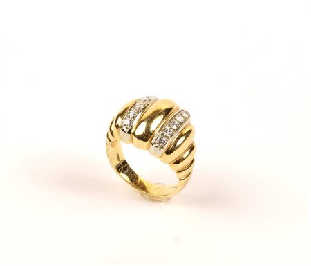 ANELLO IN ORO GIALLO 18KT CON DIAMANTI TAGLIO BRILLANTE Disposti a due file...