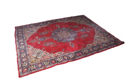 TAPPETO LILIAN manifattura orientale Su fondo rosso (difetti) Dim. 355x288 cm.