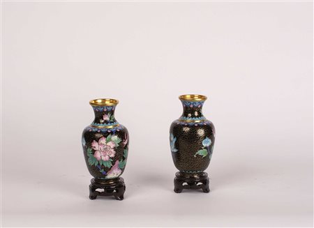 COPPIA DI VASETTI CLOISONNè Cina In smalto dipinto in policromia con decori...