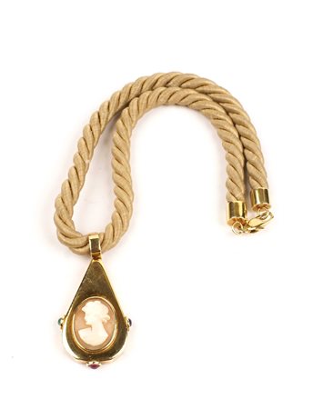 PENDENTE IN ORO GIALLO 18KT CON UN CAMMEO INCISO E pietre taglio cabochon...