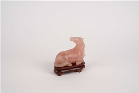 FIGURA DI CAVALLO Cina In quarzo rosa e poggiante su base in legno ebanizzato...