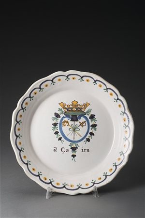 Piatto tondo in maiolica a bordo sagomato con ghirlanda ad archetti in blu sull