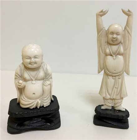 Lotto composto da due sculture di Buddha in avorio, su basi in legno. Cina, sec