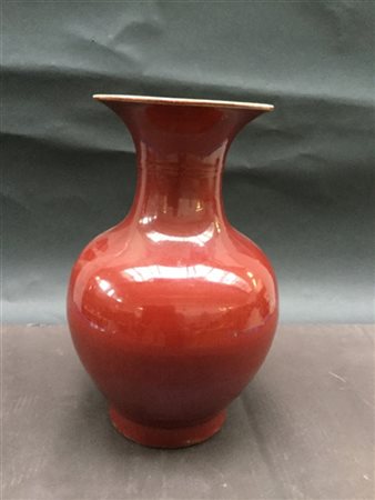 Vaso in porcellana rossa sangue di bue
Cina, sec XX (h. cm 43,5) (difetti)