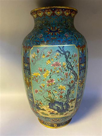 VASO A BALAUSTRO IN METALLO E SMALTI CLOISONNÉ<br>Cina, dinastia Qing, XIX secolo