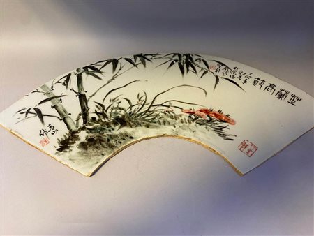 PLACCA A FORMA DI VENTAGLIO IN PORCELLANA CON DECORO POLICROMO<br>Cina, XX secolo