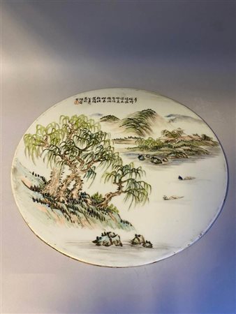 PLACCA CIRCOLARE IN PORCELLANA CON DECORO POLICROMO<br>Cina, XX secolo