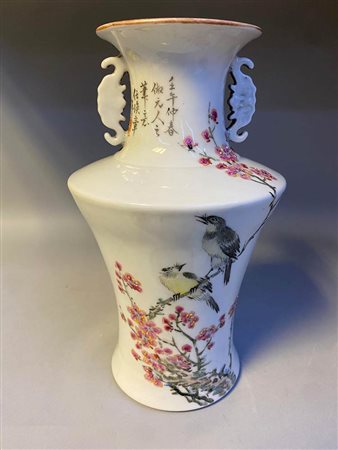 VASO A BALAUSTRO IN PORCELLANA CON DECORO POLICROMO<br>Cina, XX secolo