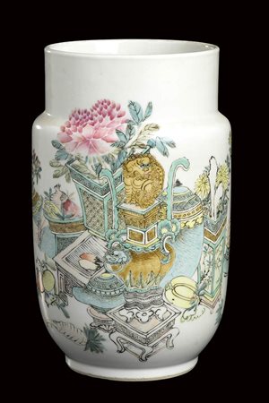 VASO A BALAUSTRO IN PORCELLANA<br>Cina, XX secolo