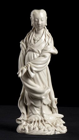 SCULTURA DI GUANYIN IN PORCELLANA 'BLANC DE CHINE'<br>Cina, probabilmente periodo Kangxi