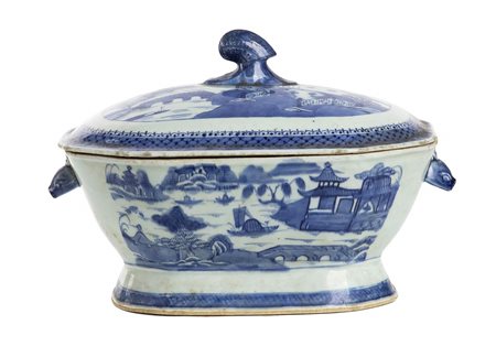 ZUPPIERA CON COPERCHIO IN PORCELLANA 'BIANCO E BLU'<br>Cina, dinastia Qing, inizio del XIX secolo