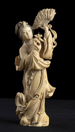 SCULTURA DI FIGURA FEMMINILE IN AVORIO<br>Cina, inizio del XX secolo