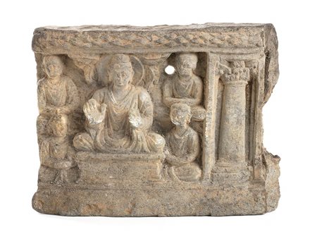 RILIEVO CON BUDDHA E FIGURE IN SCISTO GRIGIO<br>Regione del Gandhara, III-IV secolo